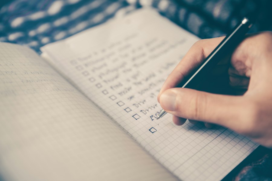 Schreibtisch mit Notizbuch, Stift und Checkliste zur persönlichen Lärmanalyse