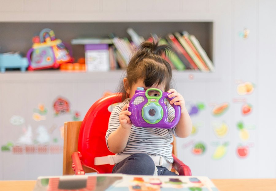 Familie mit Kind beim ruhigen gemeinsamen Spielen und Lesen im Wohnzimmer