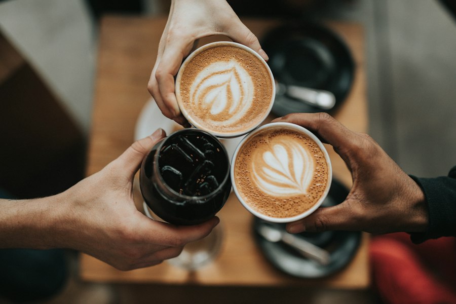 Ruhiger Morgen mit Kaffee, Notizbuch und sanftem Tagesbeginn