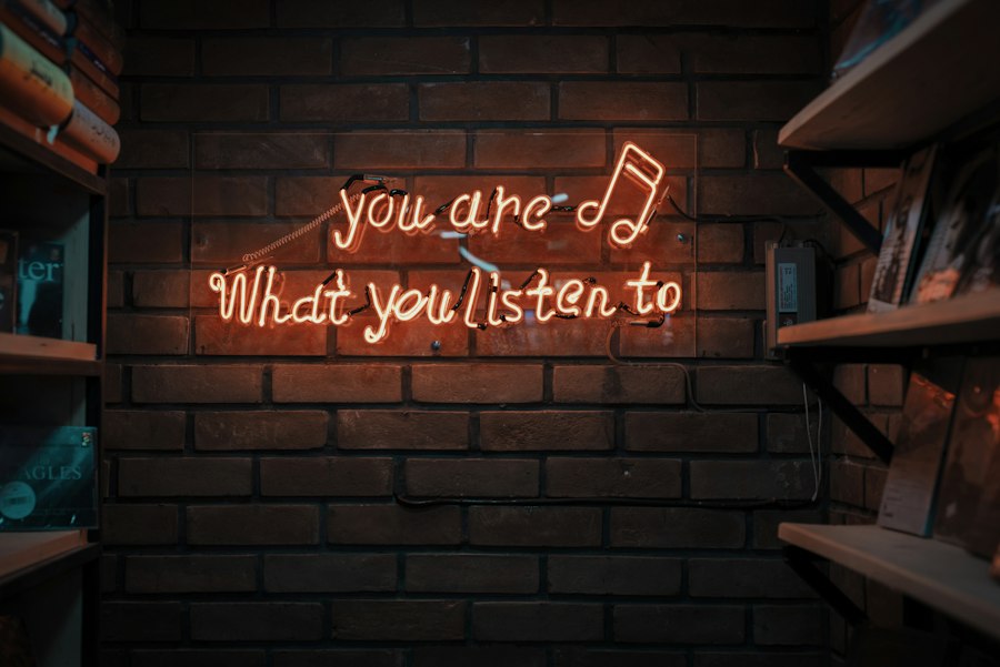 Person mit Over-Ear Kopfhörern entspannt beim Musikhören