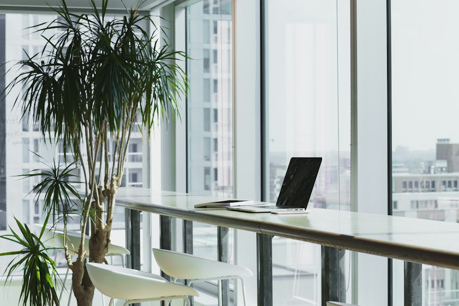 Moderne Akustikwände und konzentrierte Arbeitsplätze im Büro